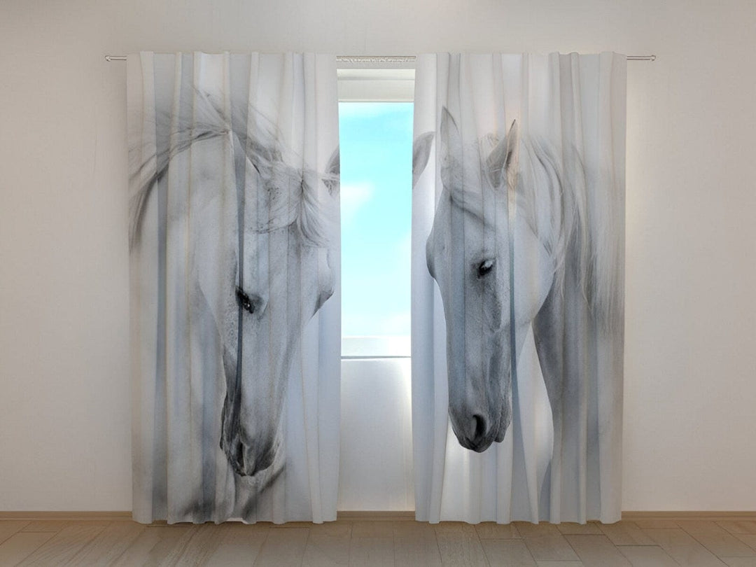 Dienas un nakts aizkari ar zirgiem - Balto zirgu pāris Tapetenshop.lv