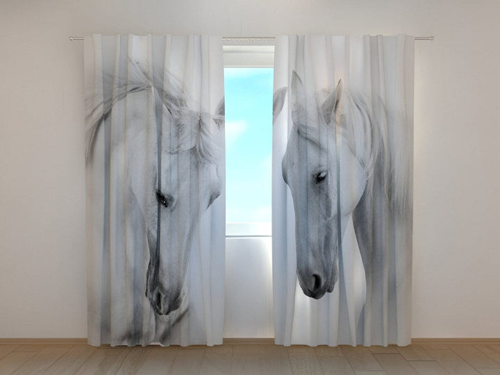 Dienas un nakts aizkari ar zirgiem - Balto zirgu pāris Tapetenshop.lv