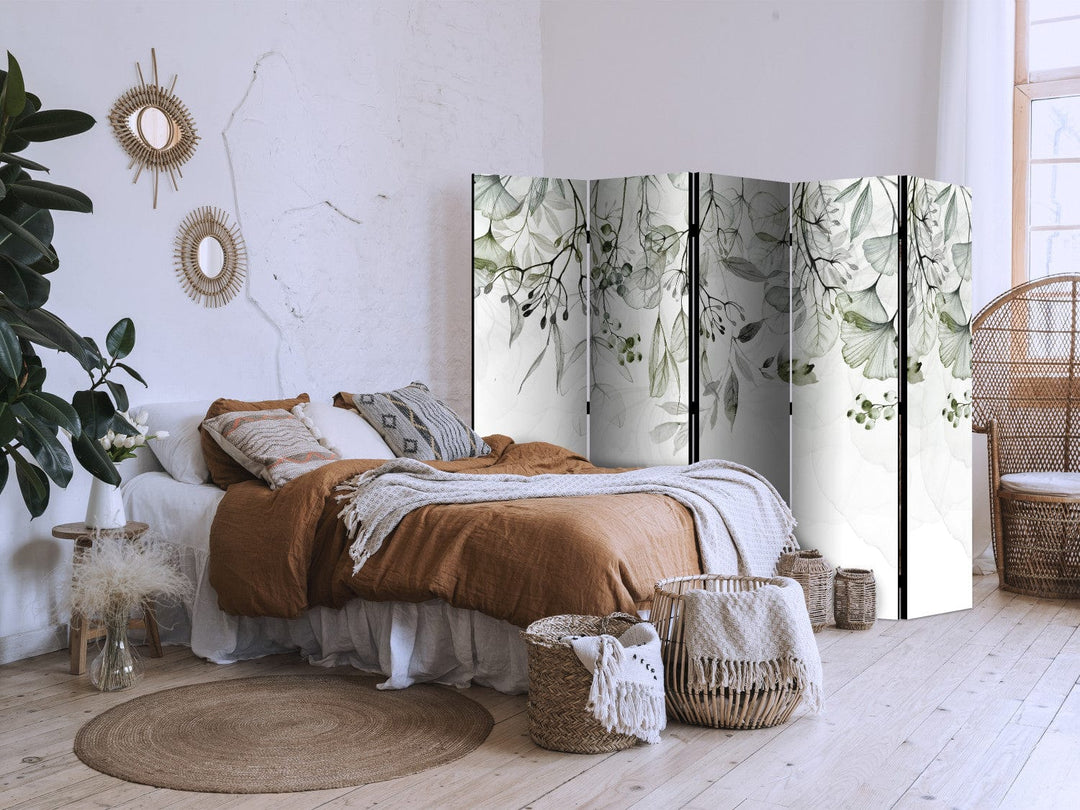 Aizslietnis un telpas sadalītājs- Zaļās lapas un ziedi uz gaiša fona ART
