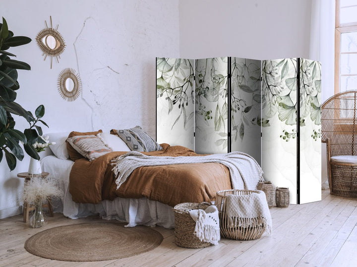 Aizslietnis un telpas sadalītājs- Zaļās lapas un ziedi uz gaiša fona ART