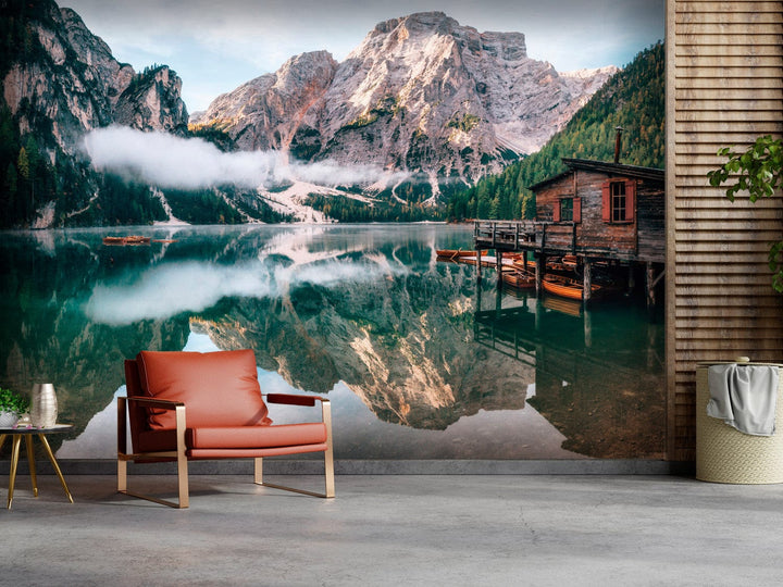 Fototapetes - Ainava ar koka māju un laivām uz kalnu fona - 150968 G-ART