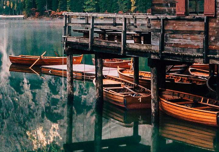 Fototapetes - Ainava ar koka māju un laivām uz kalnu fona - 150968 G-ART