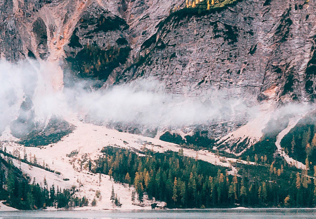 Fototapetes - Ainava ar koka māju un laivām uz kalnu fona - 150968 G-ART