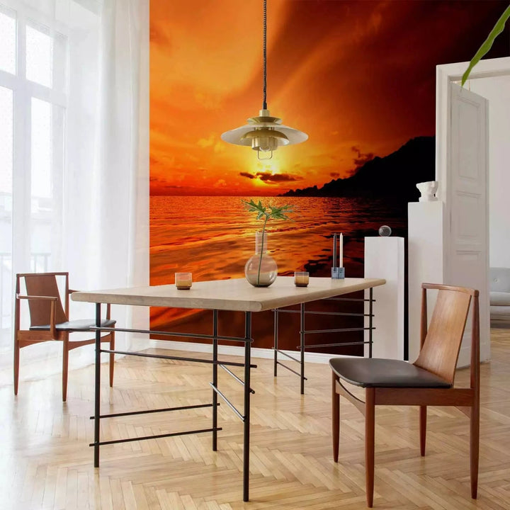 Fototapetes ar saulrietu - Jūras ainava ar kalnu saulrietā, oranžā G-ART