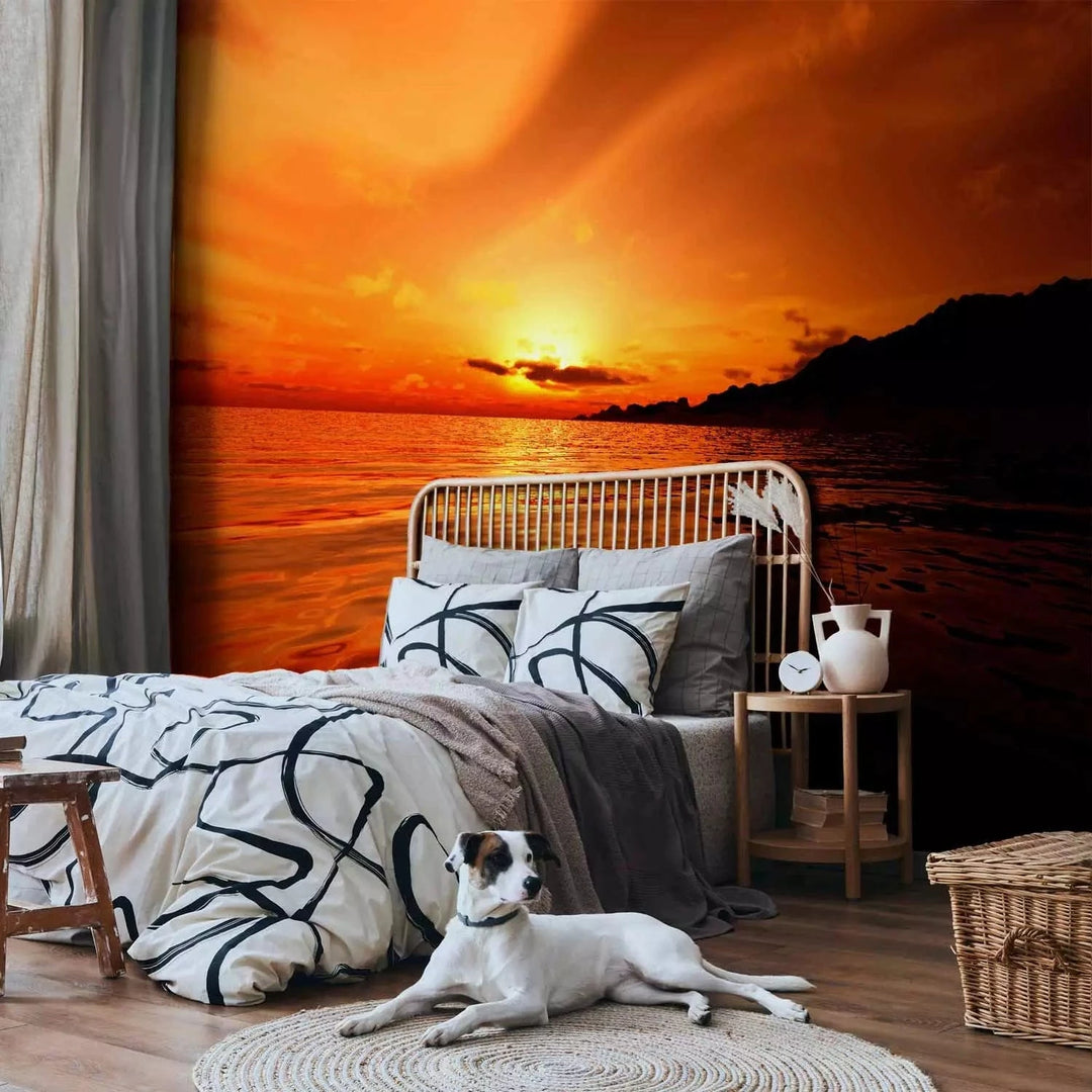 Fototapetes ar saulrietu - Jūras ainava ar kalnu saulrietā, oranžā G-ART