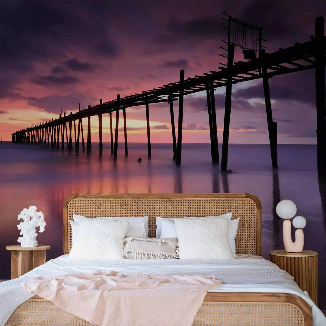 Fototapetes ar saulrietu - Piestātne un saulriets, violetos toņos G-ART