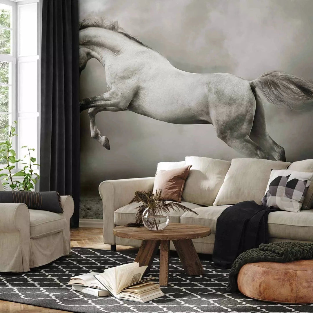 Fototapetes - Balts lecošs zirgs uz smiltīm starp pelēkiem dūmiem G-ART