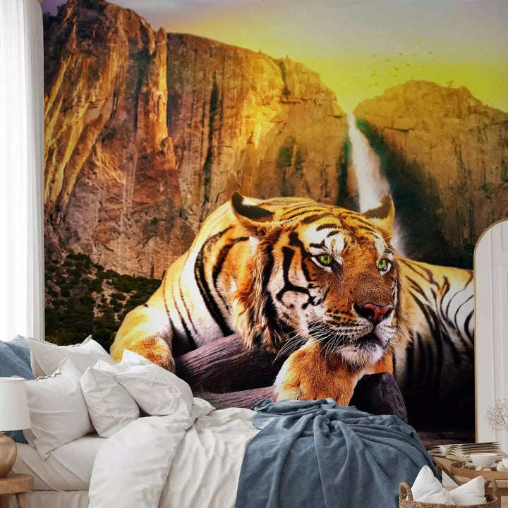 Fototapetes - skaists tīģeris guļ uz klintīm pie ūdenskrituma G-ART