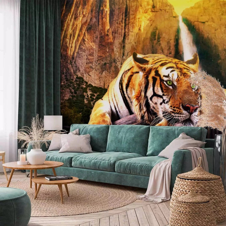 Fototapetes - skaists tīģeris guļ uz klintīm pie ūdenskrituma G-ART