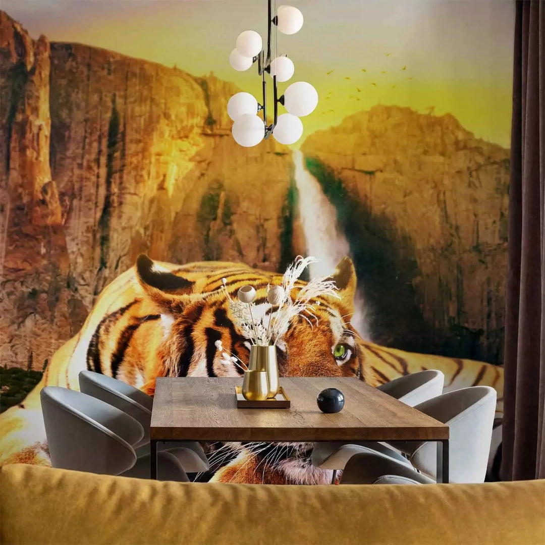 Fototapetes - skaists tīģeris guļ uz klintīm pie ūdenskrituma G-ART