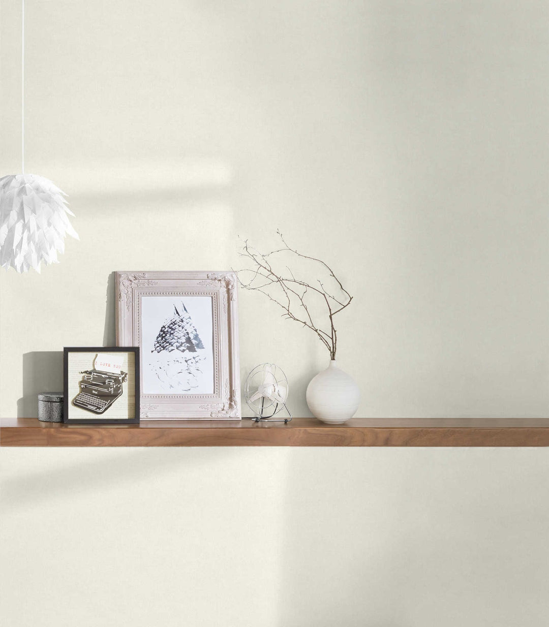 Krēmkrāsas tapetes viesistabai, matētas ar teksturētu rakstu, 1315141 AS Creation