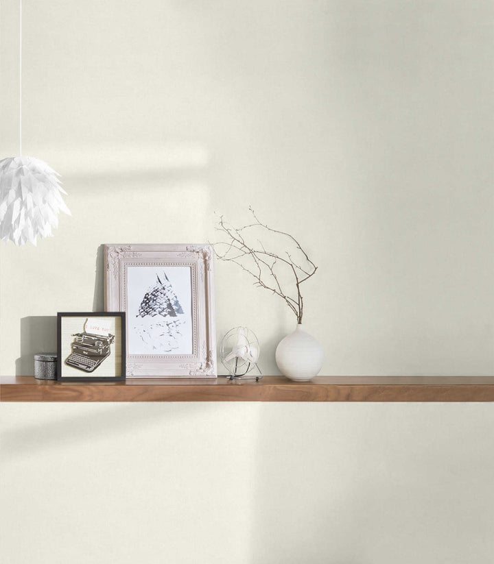 Krēmkrāsas tapetes viesistabai, matētas ar teksturētu rakstu, 1315141 AS Creation