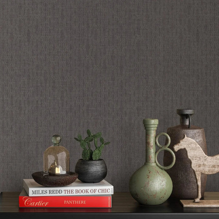 Tumši brūnas ornamenta tapetes ar elegantu tekstūru   Tapetenshop.lv