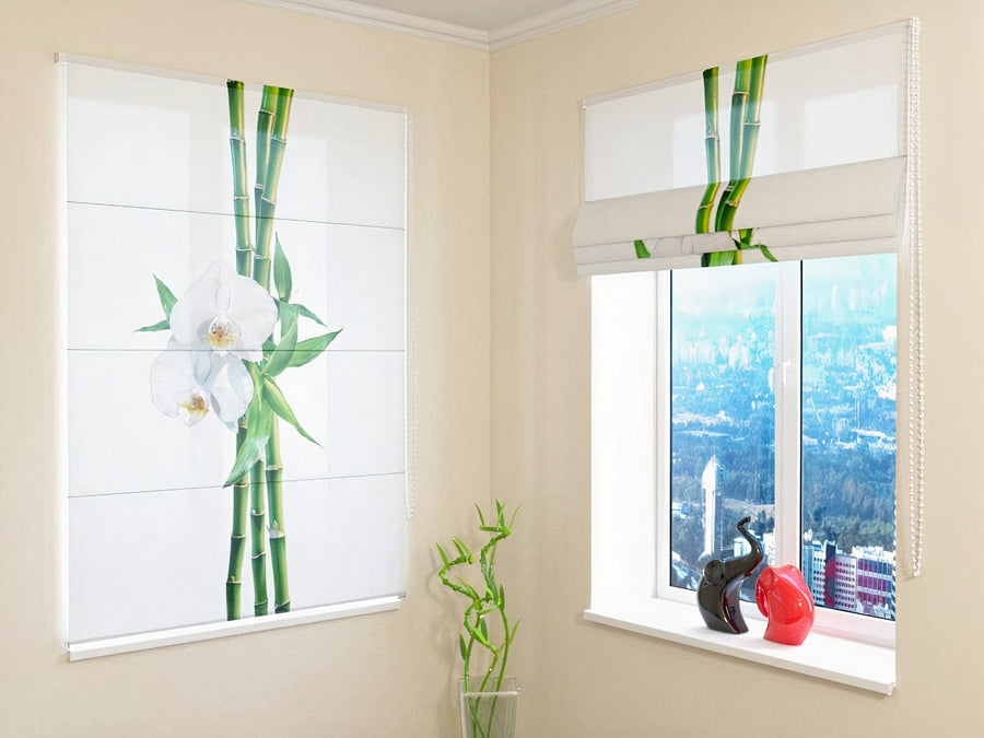 Romiešu žalūzijas - Bambuss un balta orhideja uz balta fona Tapetenshop.lv