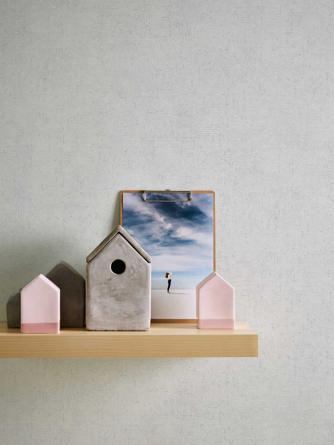 Gaiši pelēkas tapetes ar dekoratīva apmetuma imitāciju AS 380893 Tapetenshop.lv