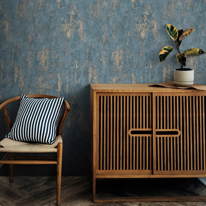 Tumši zilas un zelta tapetes ar apmetuma efektu eleganta interjera izveidei   Tapetenshop.lv