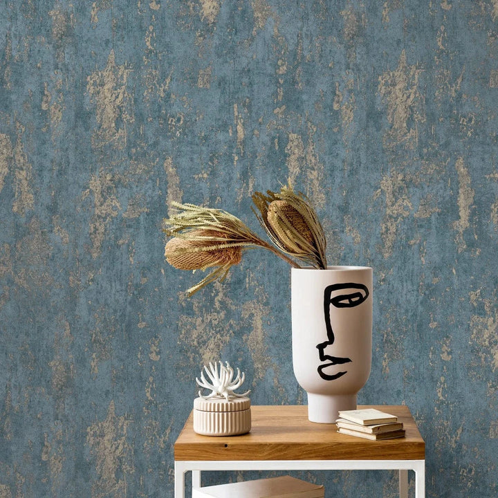 Tumši zilas un zelta tapetes ar apmetuma efektu eleganta interjera izveidei   Tapetenshop.lv