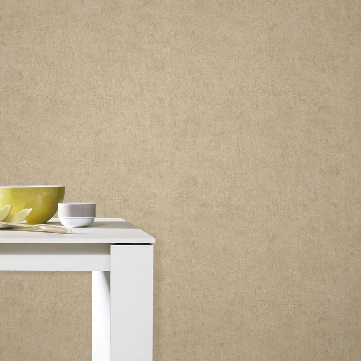 Bēšas matētas tapetes ar dekoratīvu faktūru – apskatīt istabā Erismann