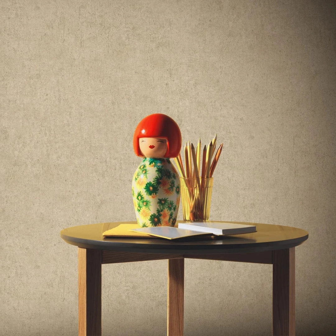 Bēšas matētas tapetes ar dekoratīvu faktūru – apskatīt istabā Erismann