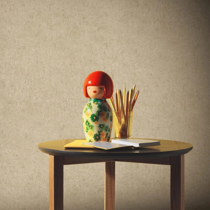 Bēšas matētas tapetes ar dekoratīvu faktūru – apskatīt istabā Erismann