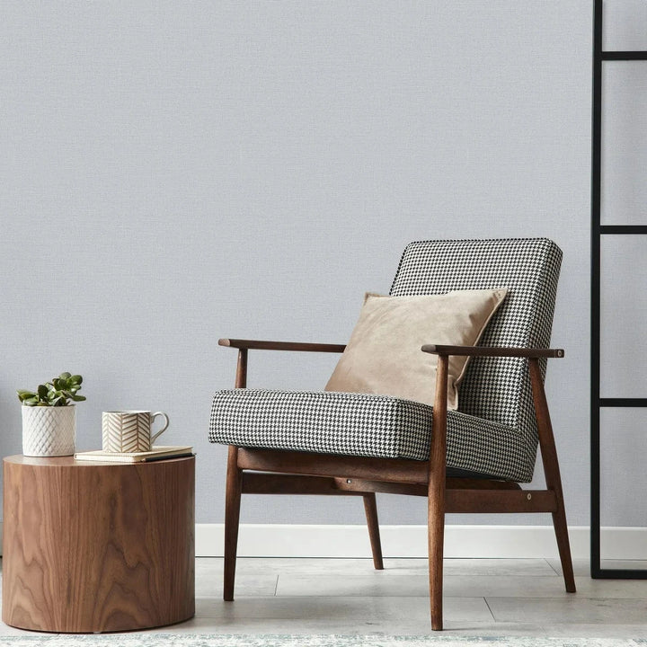 Pelēkas matētas tapetes ar auduma faktūru mūsdienīgam sienu risinājumam   Tapetenshop.lv