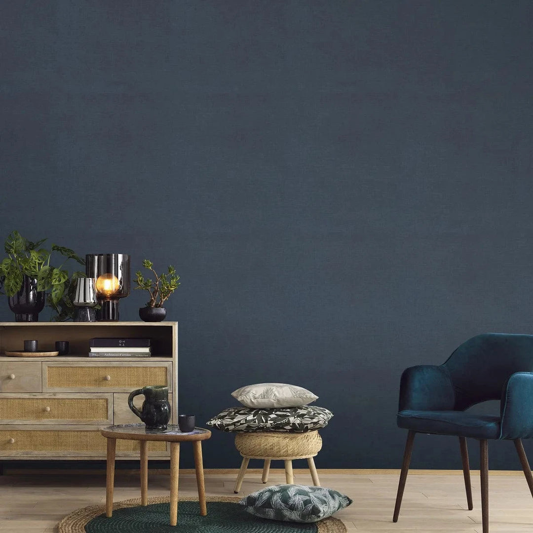 Tumši zilas matētas tapetes ar auduma tekstūru mierīgam interjeram   Tapetenshop.lv