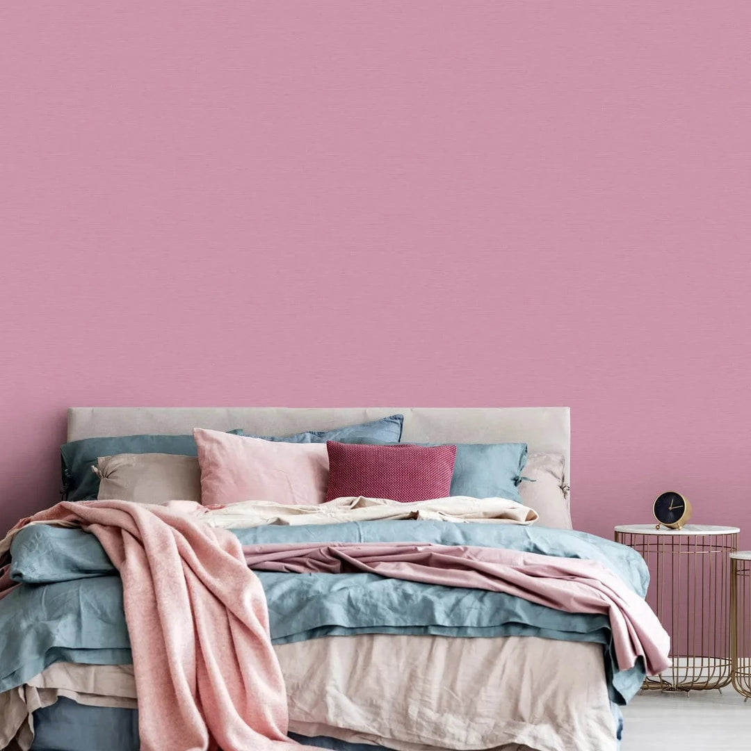 Violetas matētas tapetes ar auduma tekstūru drosmīgam sienu risinājumam   Tapetenshop.lv