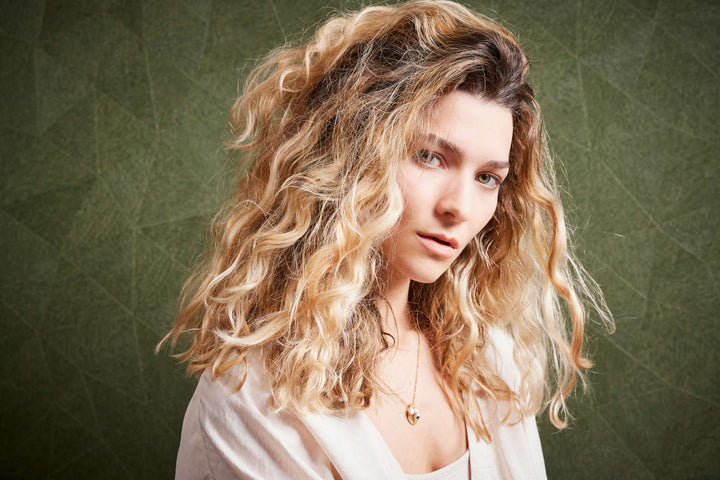 Tapetes ar trīsstūra rakstu tumši zaļā krāsā - 1374177 AS Creation