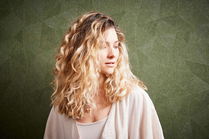 Tapetes ar trīsstūra rakstu tumši zaļā krāsā - 1374177 AS Creation