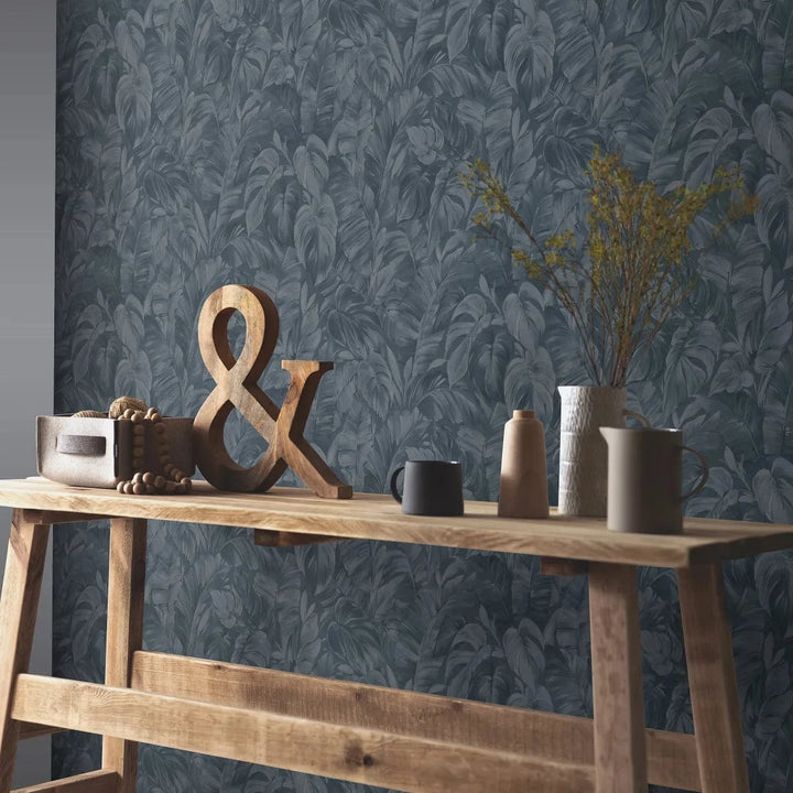 Melnas tapetes ar tropiskām lapām un tekstila rakstu – ideja interjeram Erismann