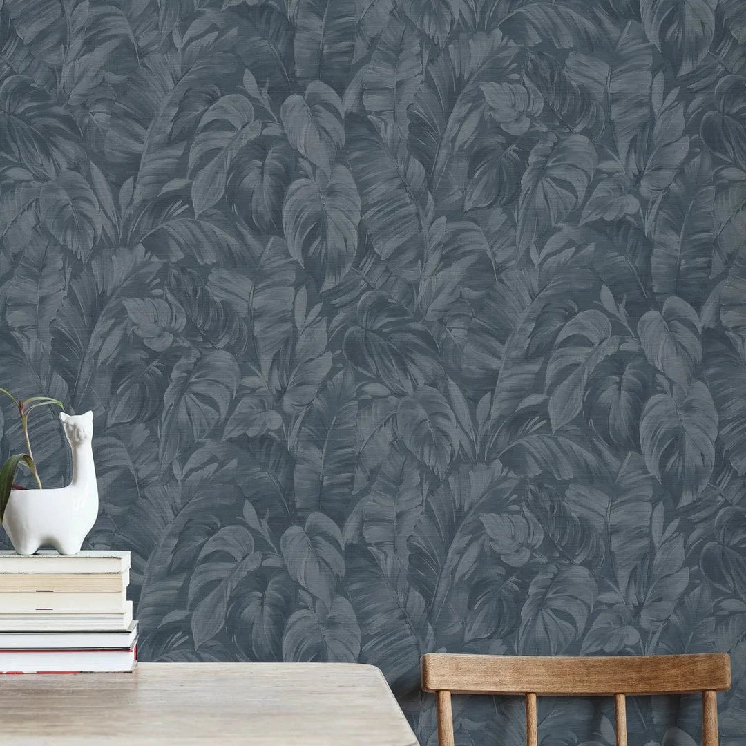 Melnas tapetes ar tropiskām lapām un tekstila rakstu – ideja interjeram Erismann