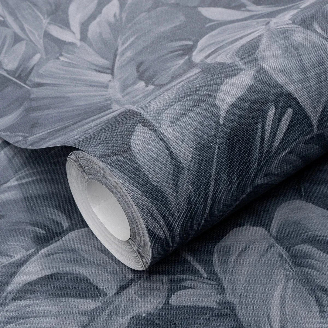 Melnas tapetes ar tropiskām lapām un tekstila rakstu – ideja interjeram Erismann