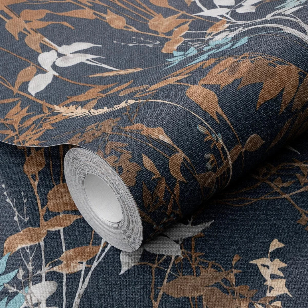 Lauku stila tapetes ar lapu rakstu uz tumši zila fona   Tapetenshop.lv