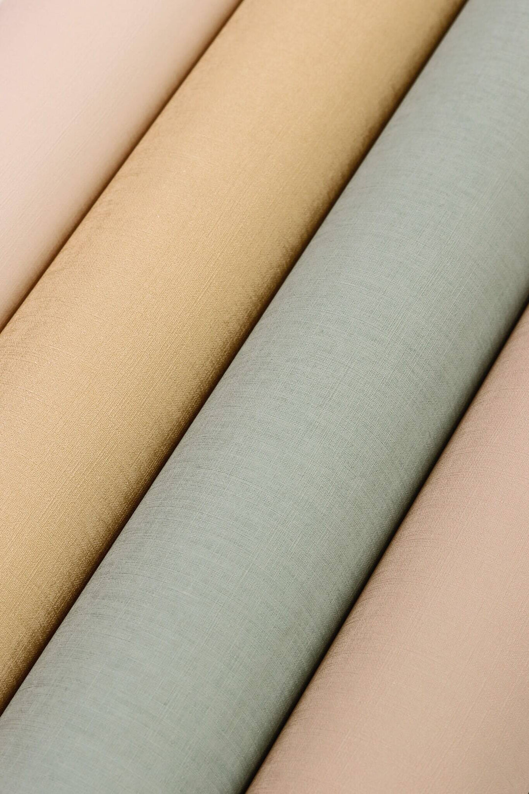 Tapetes RASCH bēšos toņos ar tekstila faktūru - viesistabai RASCH