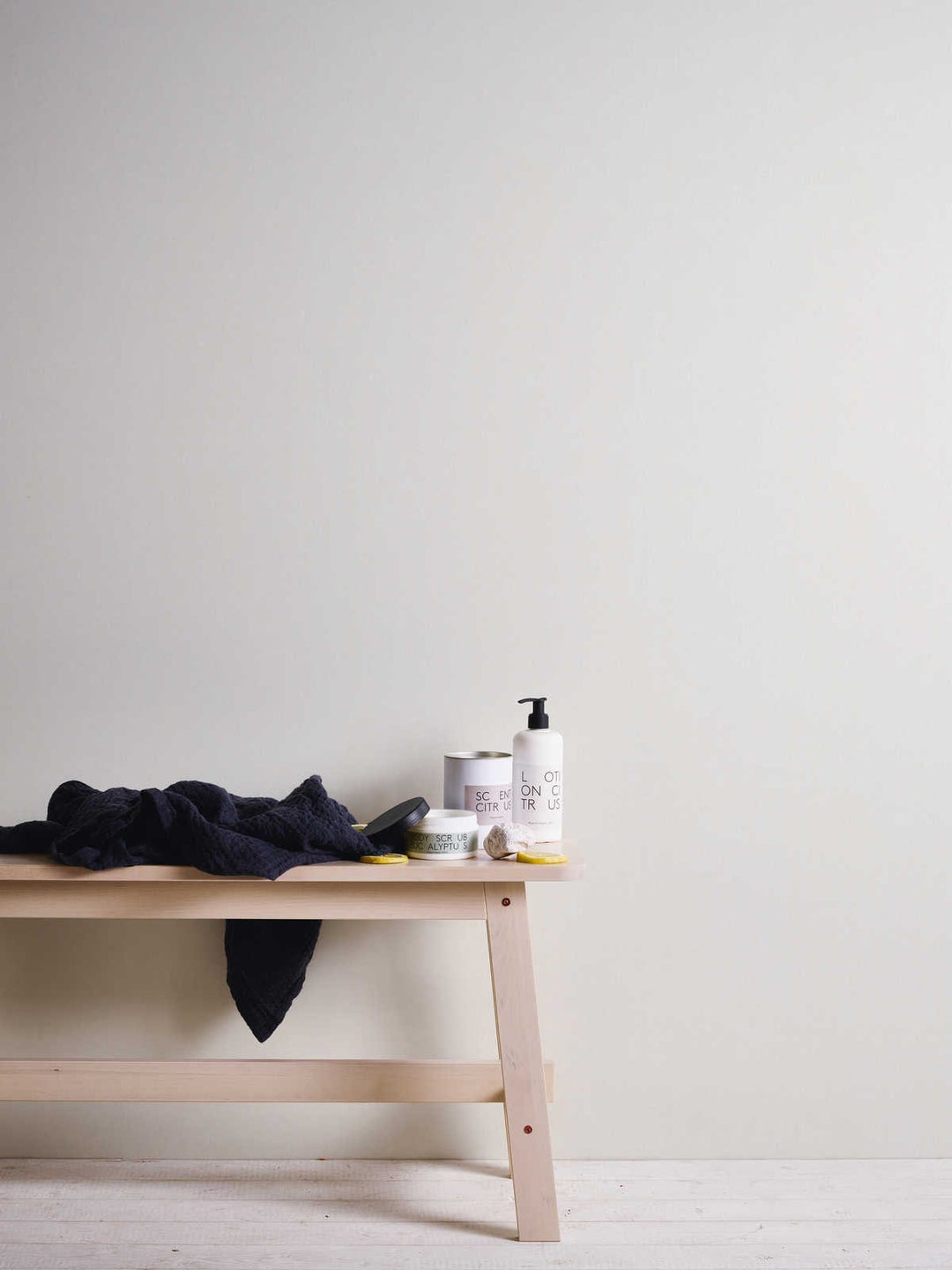 Sniegbaltas tapetes ar lina faktūru AS Creation 1340317 AS Creation