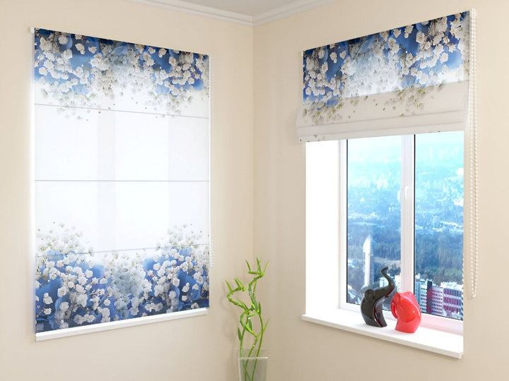 Žalūzijas ar ziediem: Eleganta ziedu kompozīcija zilā un baltā krāsā Tapetenshop.lv