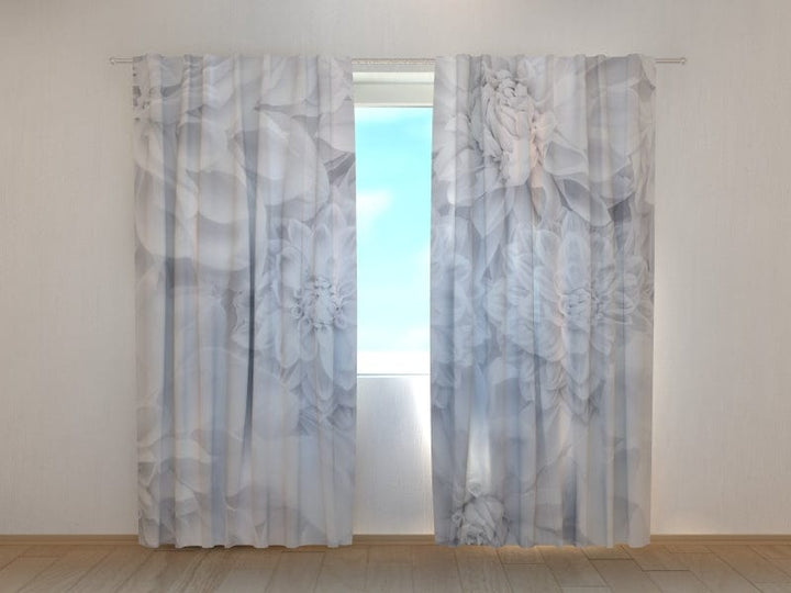 Dienas un nakts aizkari ar ziedu rakstu – Baltās dālijas Tapetenshop.lv