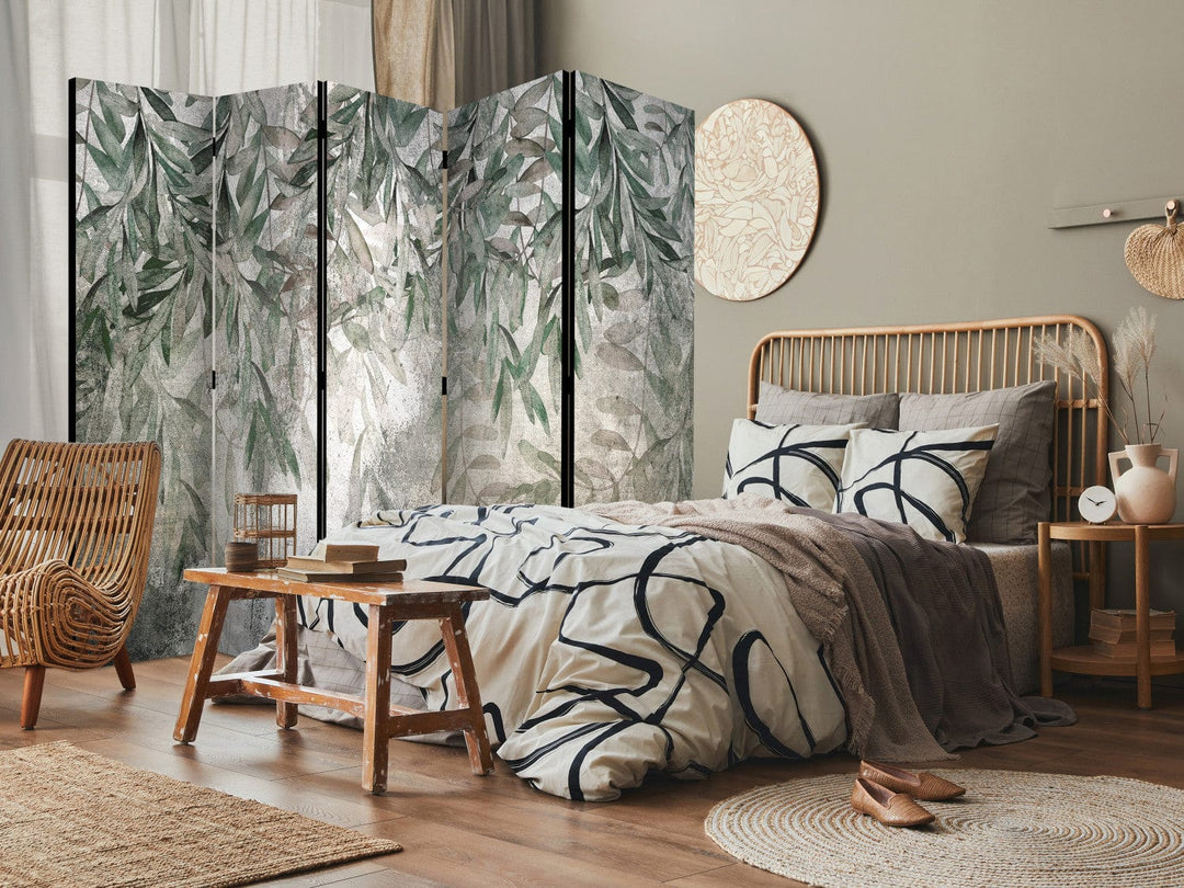 Dekoratīvais aizslietnis ar zaļam lapām uz betona faktūras, 225x172 cm ART