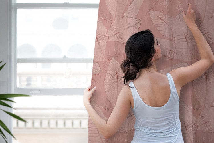 Dekoratīvie Dienas un nakts aizkari - - grafiskas lapas rozā toņos, 147680 Tapetenshop.lv