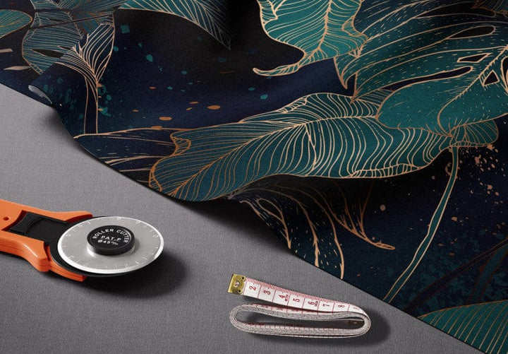 Dekoratīvie Dienas un nakts aizkari - - kompozīcija ar monsteras lapām, 147144 Tapetenshop.lv