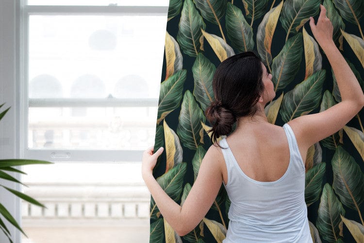 Dekoratīvie Dienas un nakts aizkari - - Tropu raksts ar zaļam lapām un zeltu uz tumša fona, 147291 Tapetenshop.lv