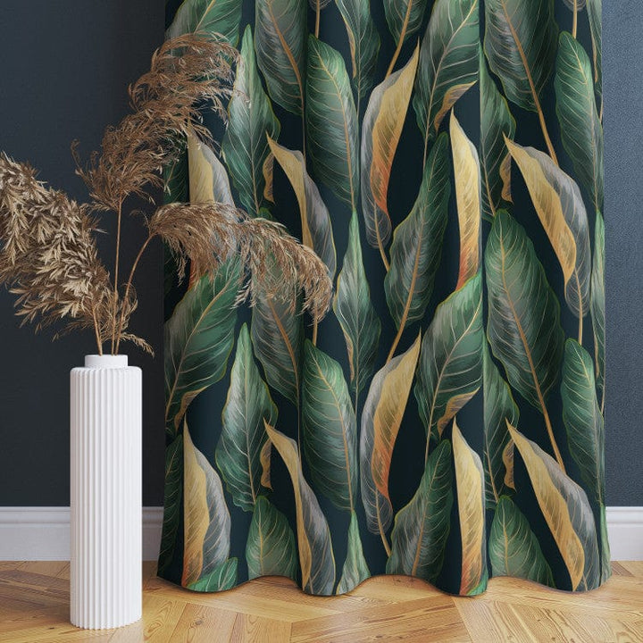 Dekoratīvie Dienas un nakts aizkari - - Tropu raksts ar zaļam lapām un zeltu uz tumša fona, 147291 Tapetenshop.lv