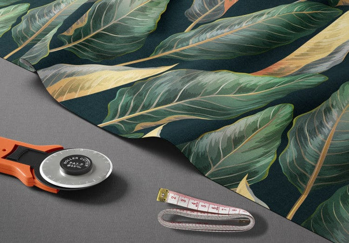 Dekoratīvie Dienas un nakts aizkari - - Tropu raksts ar zaļam lapām un zeltu uz tumša fona, 147291 Tapetenshop.lv