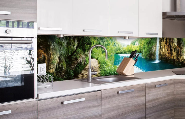 Fototapetes virtuvei ar lamināciju ar ūdenskritumu - Atpūta mežā  (260x60 cm) Art4home