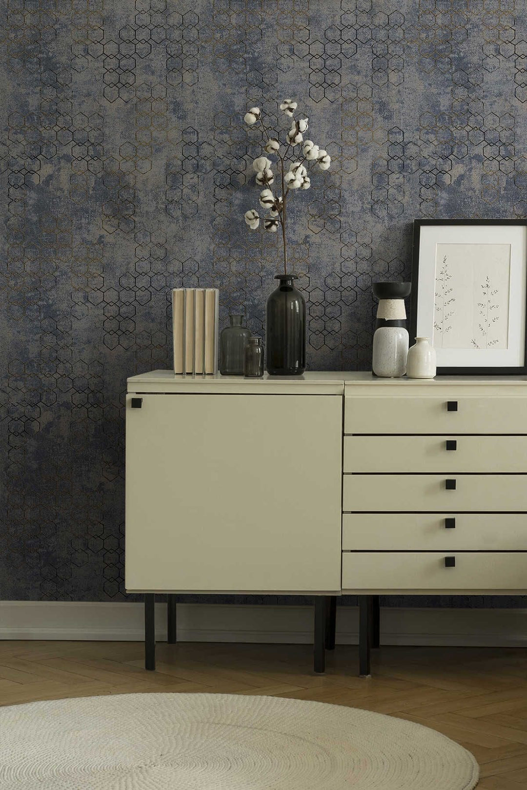 Tapetes ar ģeometrisku rakstu industriālā stilā - tumši pelēkas 374245 AS Creation