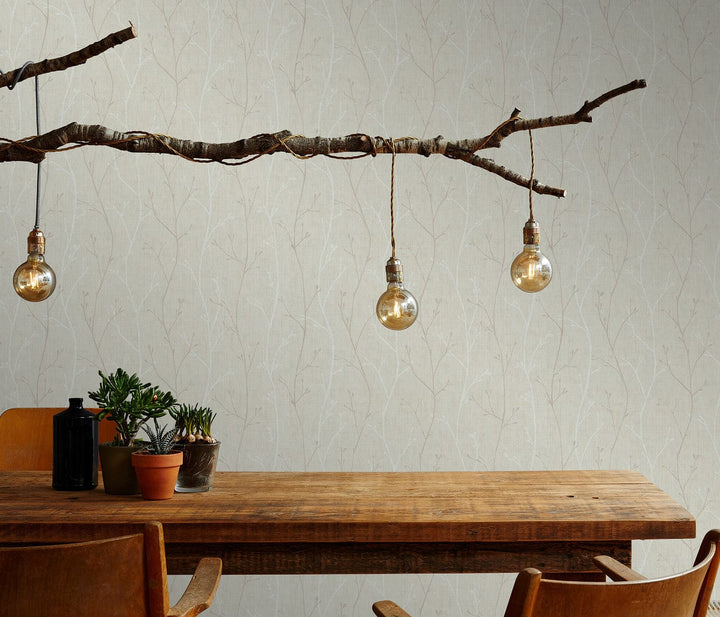 Lētas tapetes ar smalkiem zariem bēsos toņos 2331217 Erismann