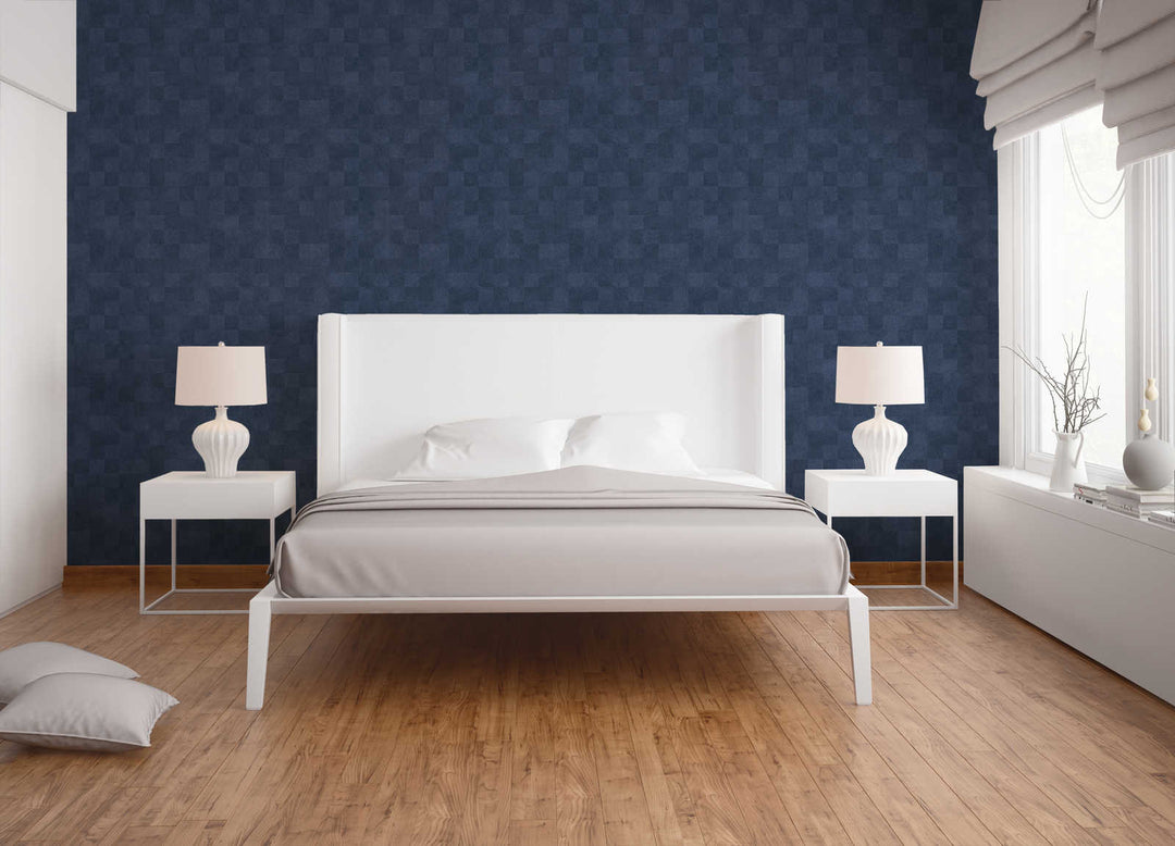 Tapetes nakts zilā krāsā ar metālisku spīdumu un rūtiņu rakstu 382005 Tapetenshop.lv