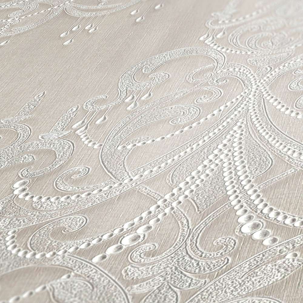 Tapetes šampanieša krāsā ar lustram un pērles rakstu AS 380962 Tapetenshop.lv