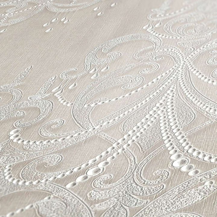 Tapetes šampanieša krāsā ar lustram un pērles rakstu AS 380962 Tapetenshop.lv