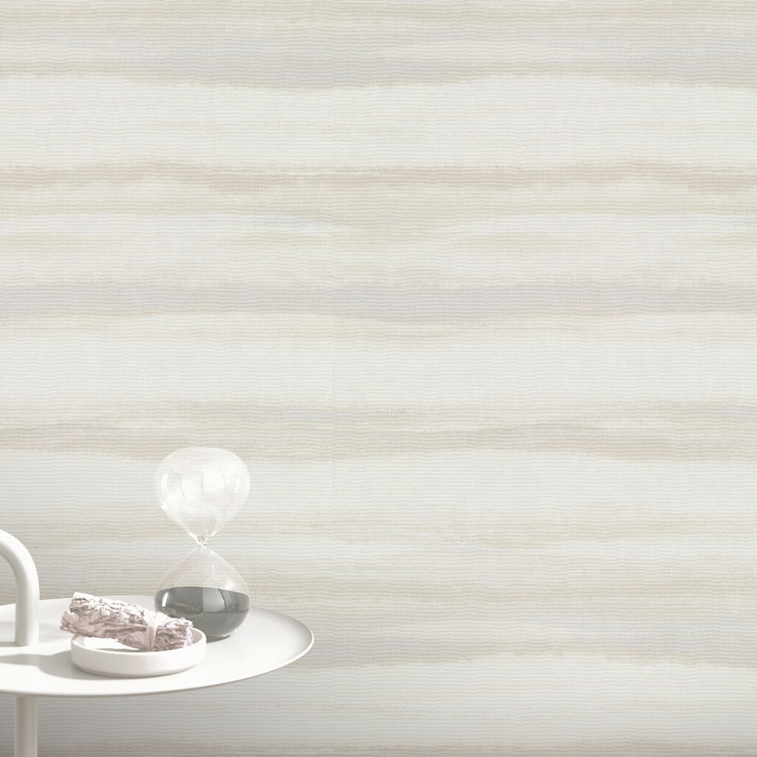 Tapetti, jossa on hienovarainen aaltoileva rakenne beigen sävyissä - 4005622